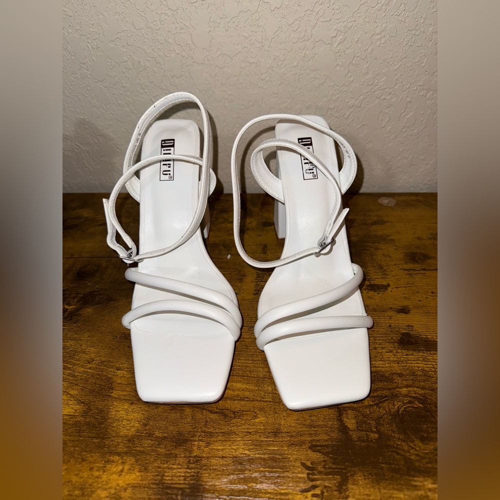 Women’s IDIFU White Heeled Sandals